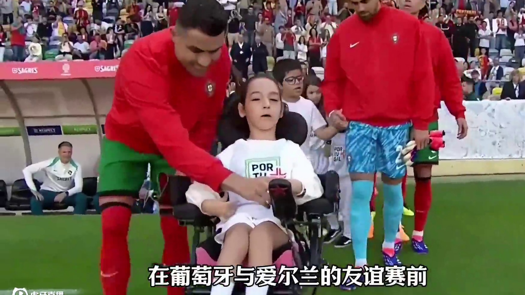 C罗和小球迷的暖心时刻