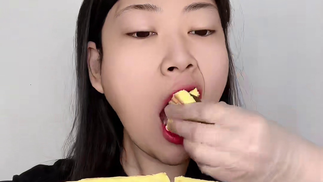 #爆浆蛋糕 #青团糯叽叽 有三种口味 黑芝麻豆沙咸蛋黄 软糯香甜不粘牙 贼好吃#又到了吃青团的好时节