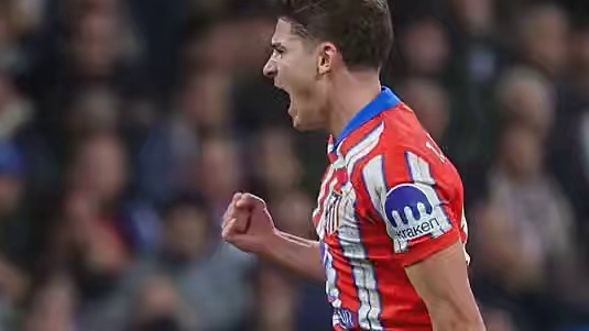 不是，这球你用脚后跟给我过了？？