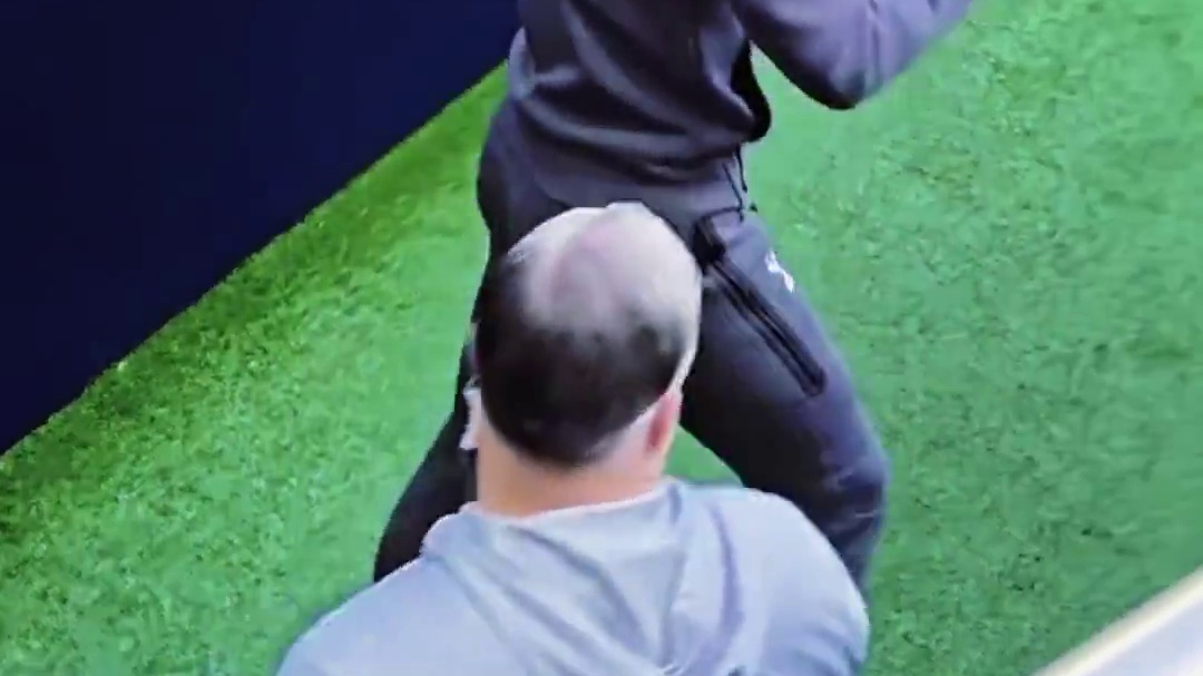 孙兴慜赛前和粉丝送签名，足足签了两分钟