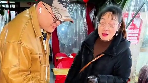 在资中，出租车师傅们都要去吃的一家烤牛肉串，我也来三刷了，招牌烤牛五花，真的太好吃了#资中美食 #烤