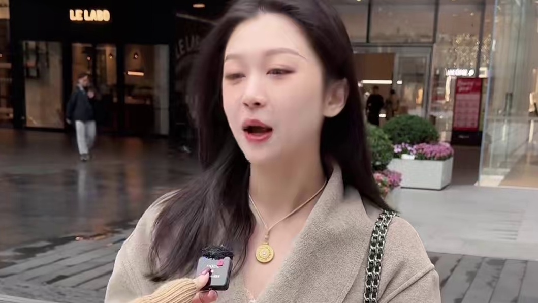 已婚已育刚出月子的00后少女，好嫩哇！ 扒一扒全身身价值多少钱？#美女#宝妈#00后#街头采访#护肤