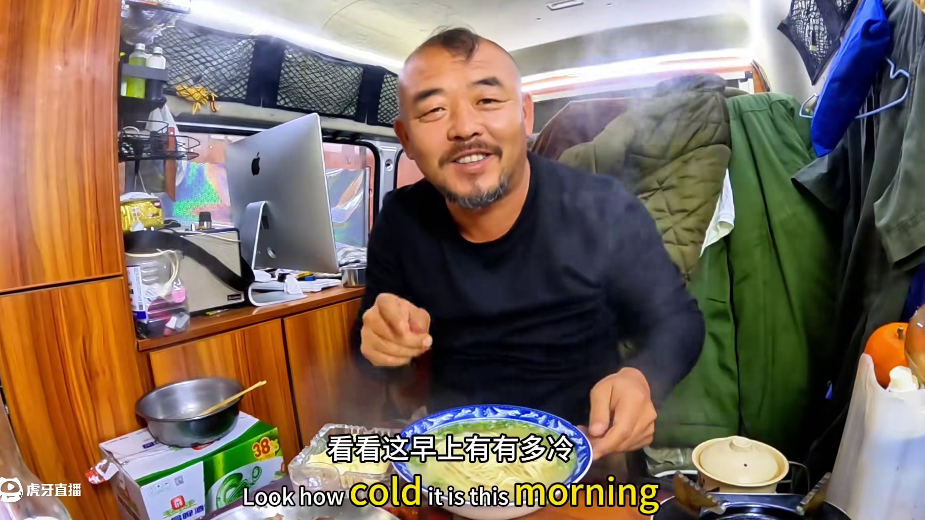 沙大厨早餐在车里吃，自己做一碗奢华牛肉面，太豪华#穷游 #流浪 #露营⛺