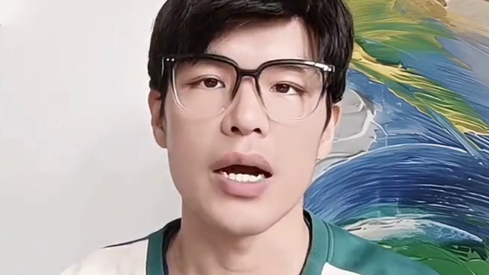 为啥你总是找不到自己100分的颜色？因为你不知道你天生的色彩季型！ 
不是看你适合穿红，还是穿蓝，也