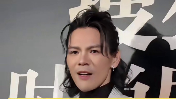 向佐活动做了经典的摸鼻子手势