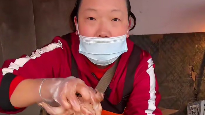 重庆路边的手撕兔子 麻麻辣辣料超多 果然没有一只兔子可以走出川渝！！