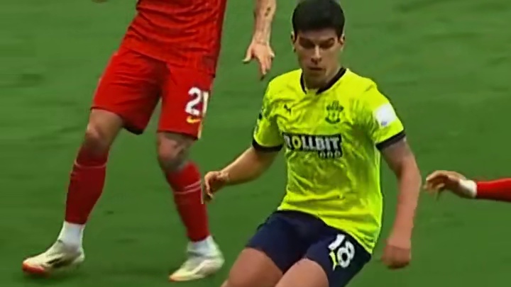 也许是阿利松，手球犯规了？#足球