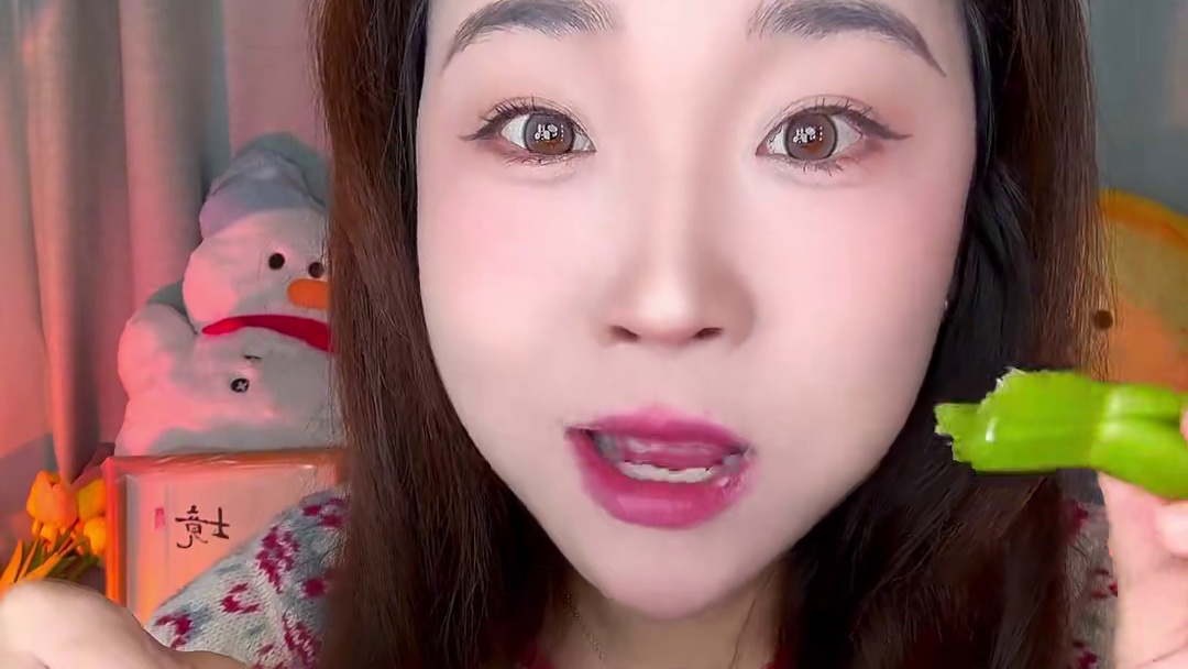 生吃蔬菜卷到芹菜这里了！是水果西芹哦！蘸辣椒面和酸奶就没什么菜味！最近追剧当零食啃哈哈，也可以榨汁！