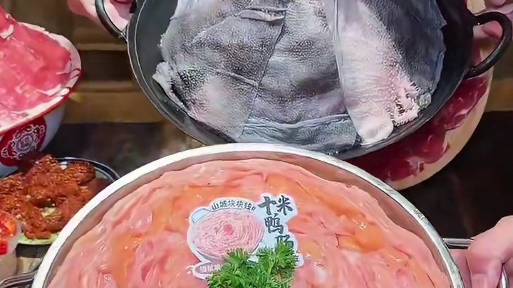 你们自己说在成都还有哪家火锅有这么划算，68自选十个菜，还包锅底油碟，赶紧囤了#城市里的烟火气 #省