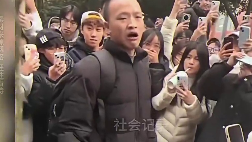 男默女笑名画再次登场，2025又一纯爱战士心碎了。 #四川托普信息技术职业学院  #男默女笑 #纯爱