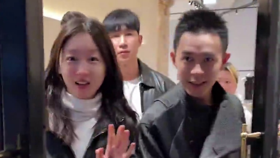 在巴黎买包竟然偶遇周冬雨了，本人比视频里还漂亮！你们有喜欢她的吗？#巴黎时装周