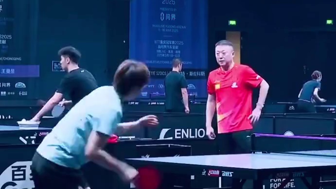 王曼昱赛前对练#国乒 #比赛现场 #乒乓球 #王曼昱#王曼昱赛前对练