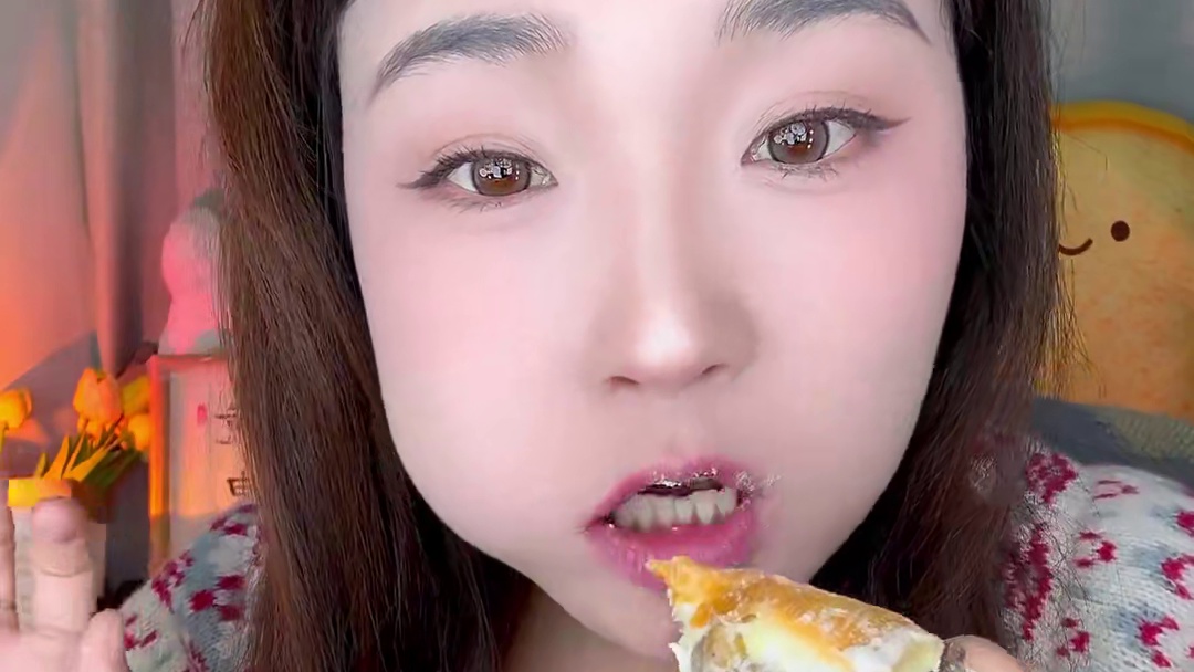 真的是满满坚果果干！一口下去都是料！奶油奶酪微微爆浆！面包体好软～配料干净吃起来更满足！#馋哭隔壁小