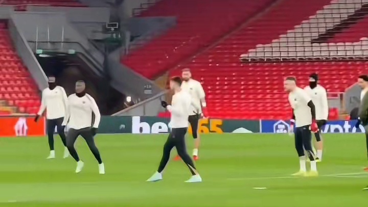 大战一触即发！巴黎圣日耳曼在安菲尔德踩场训练