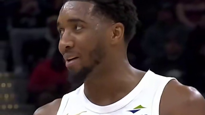 送分！米切尔后场没时间甩一个，米德尔顿横移阻挡送三罚