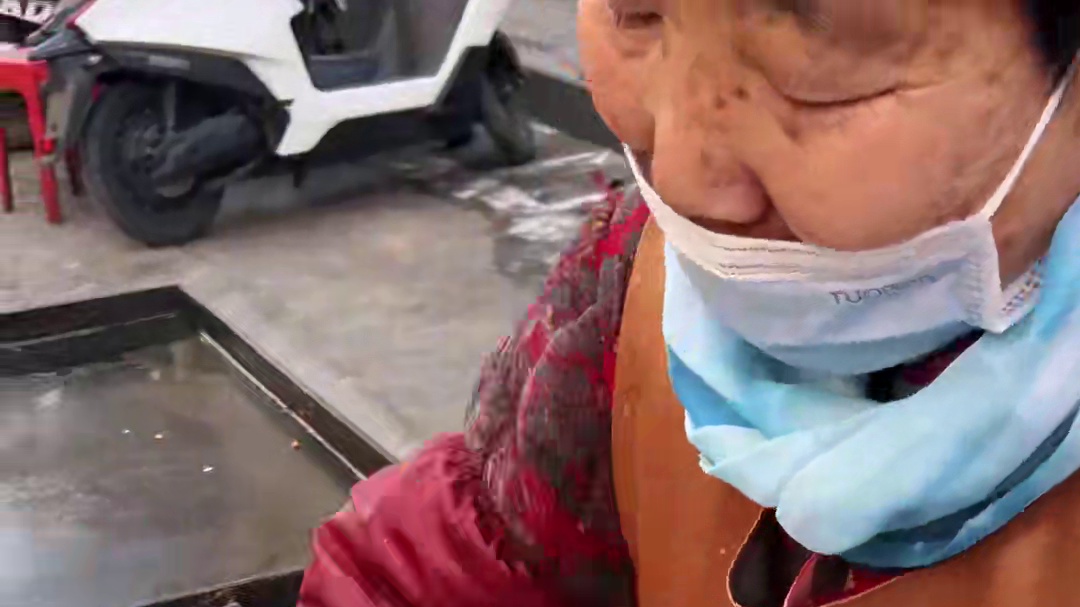 三块钱一个又大又圆的葱花油饼，可实惠了