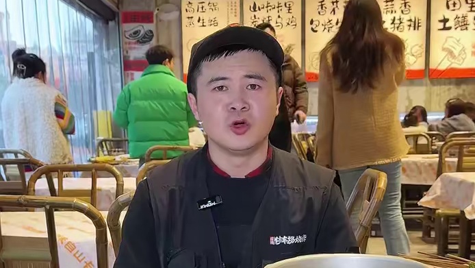 围满停车场烧烤~