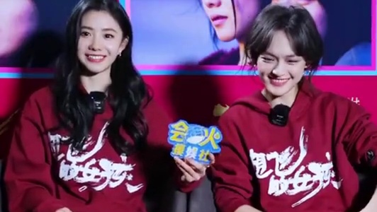 #会火摸娱社 X #刘浩存 #文淇 双人采访完整版来啦！！希望所有的女孩都能“飞”！#想飞的女孩