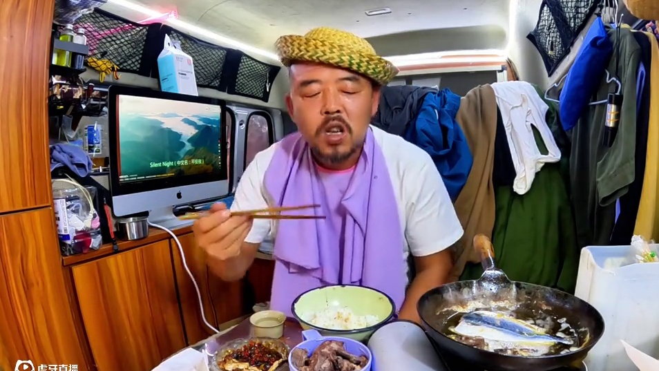 沙和尚吃着烤鱼配上两个草帽，真是神啊#穷游 #流浪