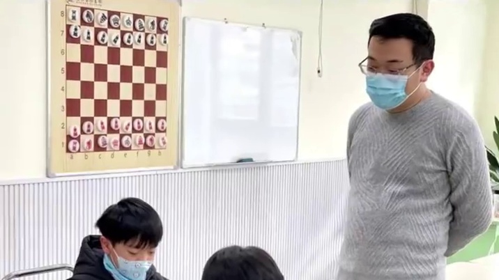 为什么孩子下棋一到比赛就发挥失常？ 为什么孩子下棋一到比赛就发挥失常？国际象棋金牌教练让你认清这3点