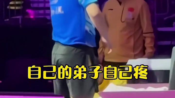 大胖受伤下场治疗志强指导在旁边关心安慰，自己的弟子只有自己疼！暖心的高远离场还在为粉丝签名#梁靖崑 