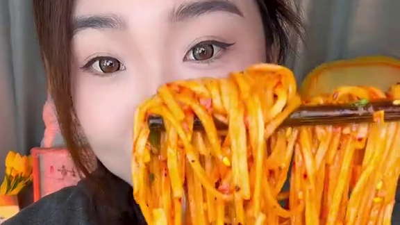 谁能拒绝阿宽家的新品！抄手拌面！真的很香啊！！特别是夜宵的时候 妈呀太香了！#馋哭隔壁小孩 #哎呀妈