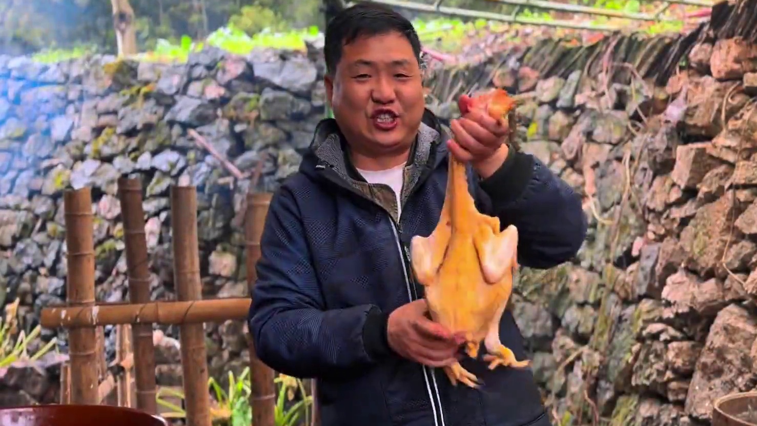 鸡子偷吃别人家菜，只有宰了做烧鸡公，酱香味浓吃过瘾！ #农村美食 #大山里的味道 #记录真实生活 #