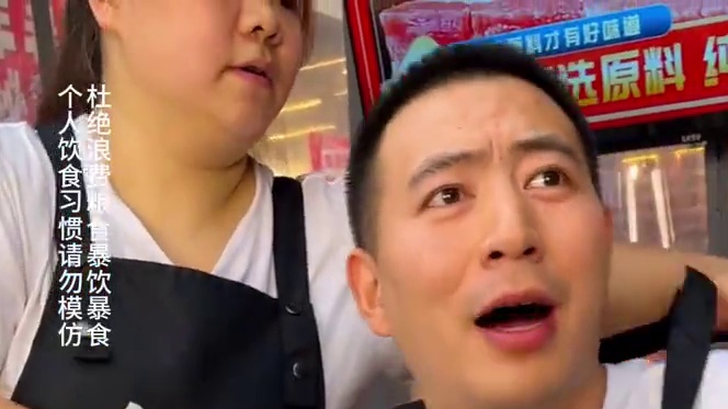 天生感觉不到辣？这个大哥吃辣确实有点凶，看得我口水直流！#妈呀太香了 #嘎嘎好吃 #重庆小面 #小面