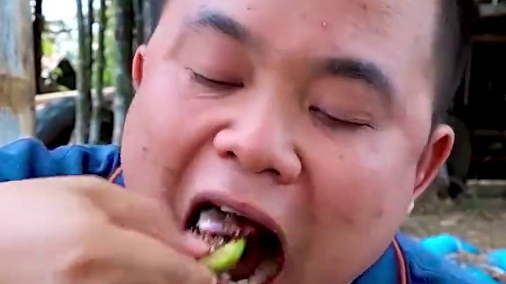 辣拌️酸爽小青芒果带壳小螃蟹 #泰国主播吃美食视频 #泰国有哪些神奇美食 #好吃到停不下来 #泰国大