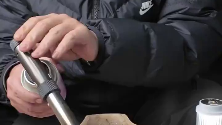 引炭蓝 户外烧烤，围炉煮茶，浪费大量时间来点炭，引炭蓝他可快速引燃一炉炭#户外露营 #引炭 #户外烧