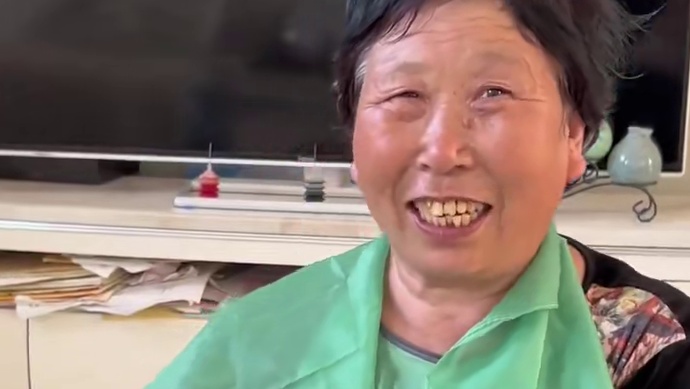 笨大娘英子  老年人也可以很时尚