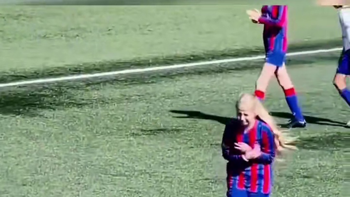 发育期女球员被对手恶意踢中胸部#足球