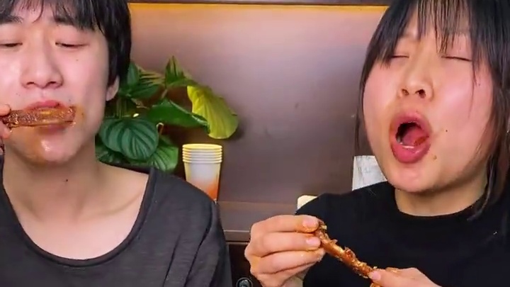 夜宵追剧吃这个爆辣鸭翅中真的太好吃了，香香辣辣超过瘾#湖南特产 #零食推荐 #好吃到停不下来 #追剧