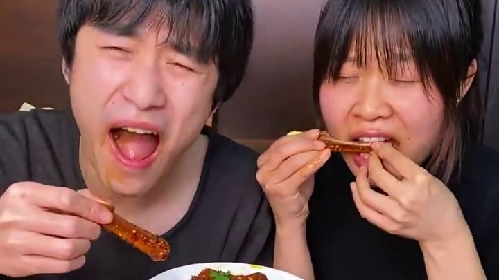一口下去满满都是肉，又香又辣巨好吃#好吃到停不下来 #零食推荐 #湖南特产 #追剧小零食 #无辣不欢
