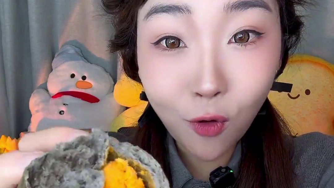 馅料满满一口满足！！！！一共有4个口味哦！！！都很好吃！面包体是松软带着一点嚼劲的！配料很干净！
红