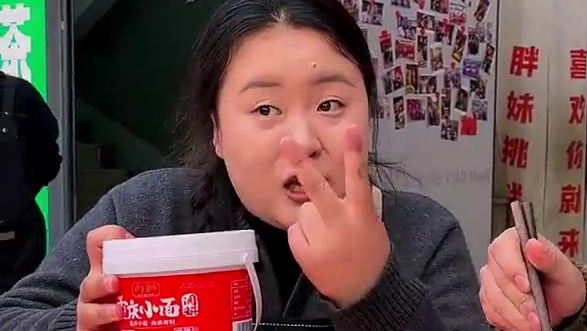 帅哥一个月吃完3桶小面调料？吓胖妹一跳！这不又来挑战续调料，看得出来真的喜欢顿顿都在吃！#妈呀太香了
