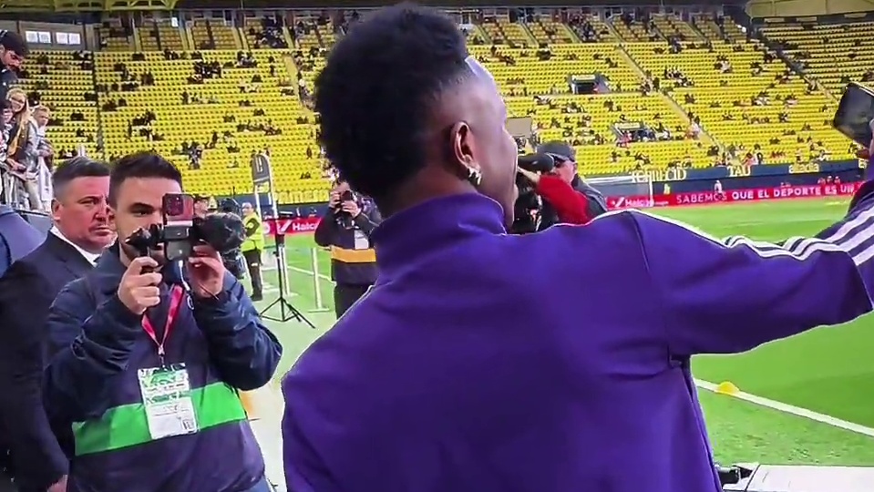 威尼小七和球迷签名合影，还是很心系粉丝的