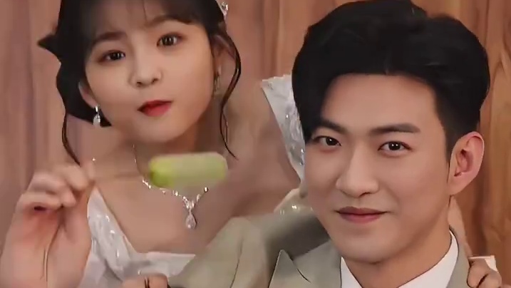 于龙肩宽好优越，完全看不到后面的咩咩