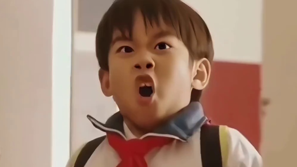 小姐姐挑战轮滑过杆，这柔韧度太惊人了吧