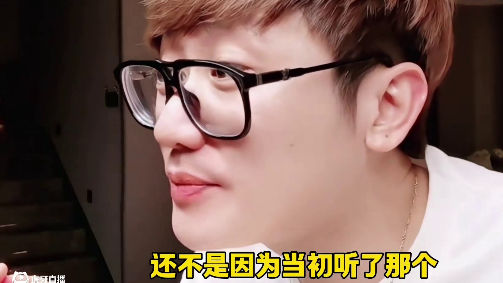 老白表示自己没让石头搞俱乐 当时拦着他不让能 是石头自己非要能 小甜甜说幸亏当时自己在场#穿越火线 