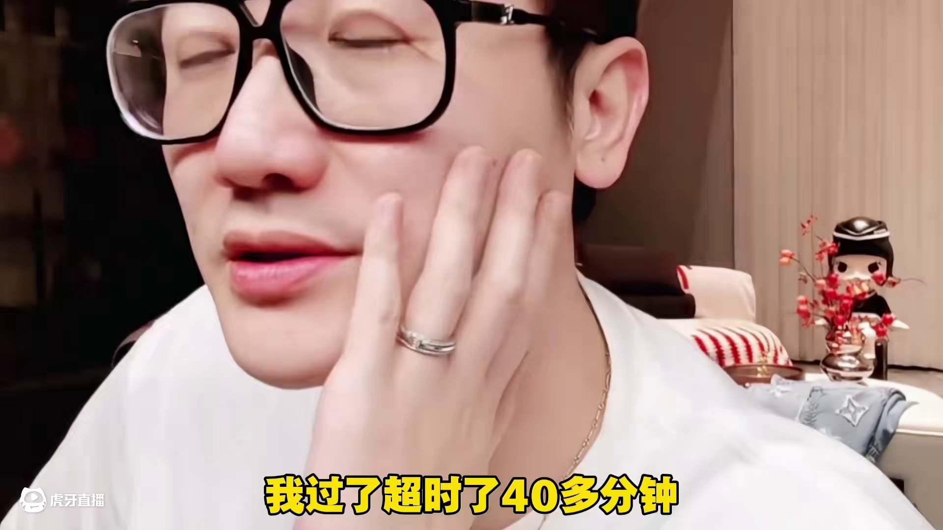 老白表示自己可能更年期了 会经常的不开心 会因为想喝饮料喝不到 就会有点暴躁#白鲨ayom #穿越火