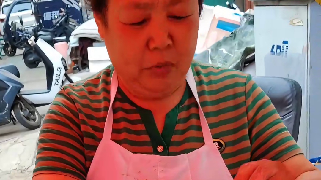 街头偶遇了菜馍姨，聊天途中没想到是老乡，来一份河南的特色菜馍