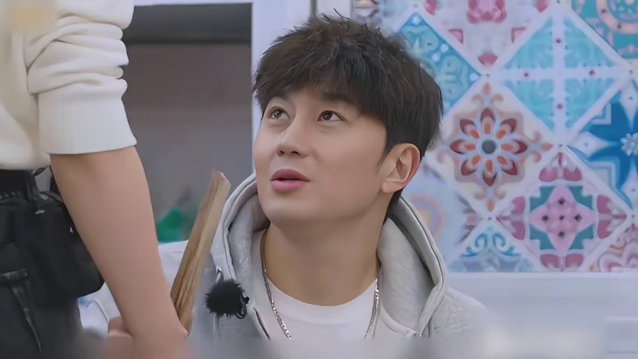 东北大爷天生自带喜剧包袱，把三杯鸡愣是给崩成了三杯鸡丝！