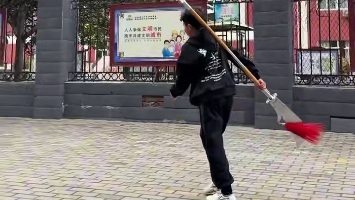 看小小男孩，持刀跃然，一招一式间尽显武术魅力！ #武术 #春秋大刀 #中华武术博大精深 #圆你一个武