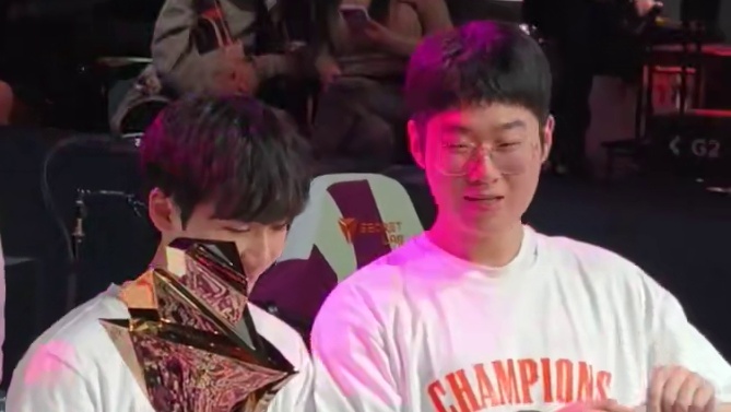 HLE五人组经典动作与奖杯合影​​​