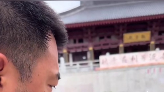 再看还是很感动！一家三口偶遇小乌龟，连续问了四次竟然都有“回应”。网友：原来善意真的能被感受到。愿善