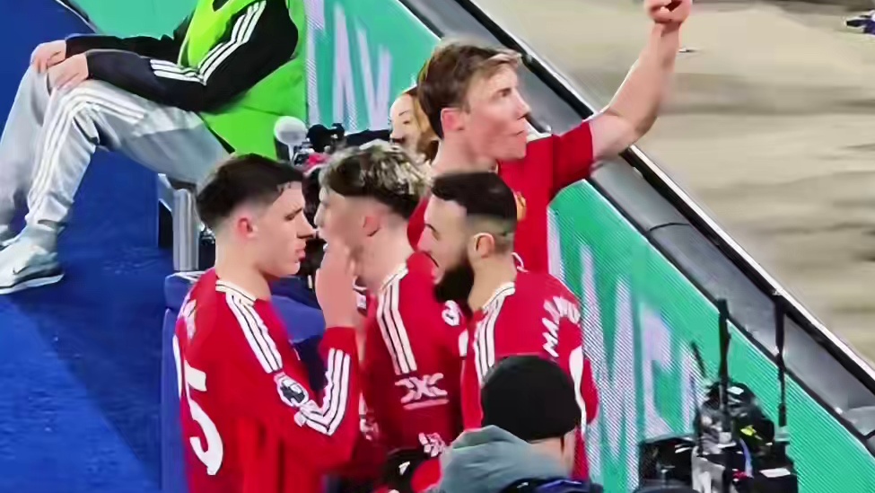 加纳乔进球后模仿偶像C罗坐在广告牌上庆祝