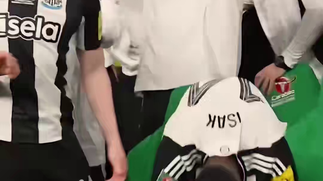 太不容易了！纽卡斯尔联2比1利物浦夺得队史首座英联杯冠军 终结长达70年冠军荒 赛后疯狂庆祝#英联杯