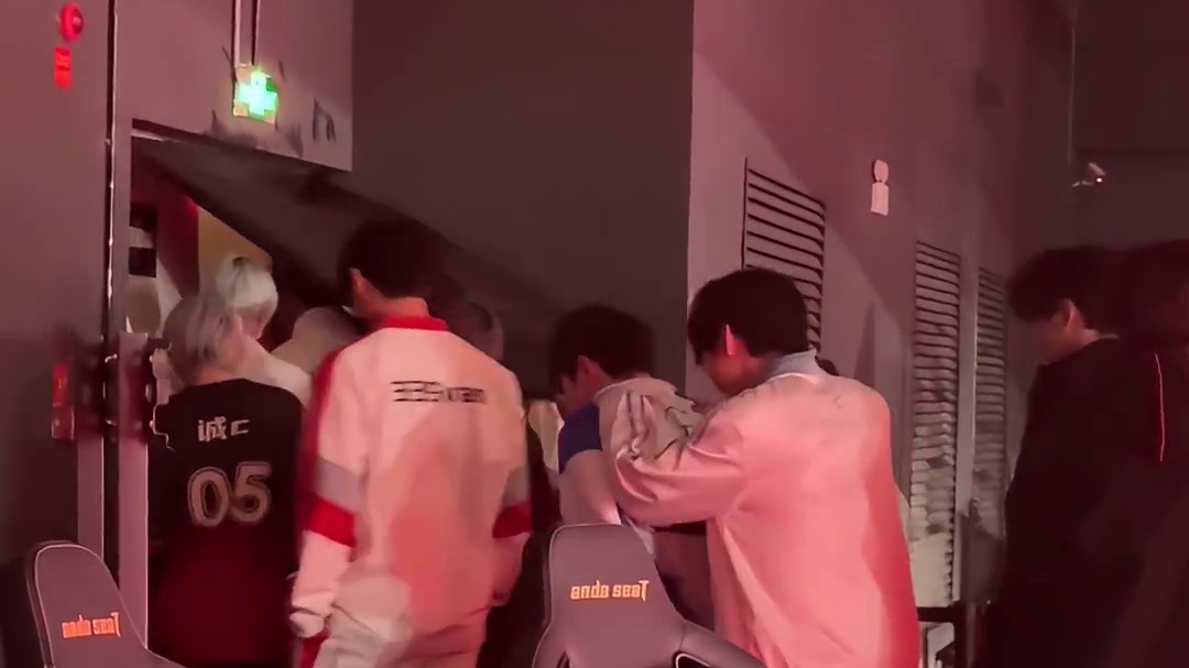 提问：视频中有几名本周主题中的历届FMVP？​​​