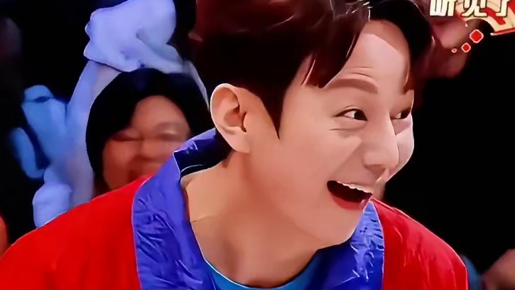 白敬亭：死脑子快转啊SQ~ #白敬亭 #金晨 #何炅 #快乐星期六 #综艺名场面